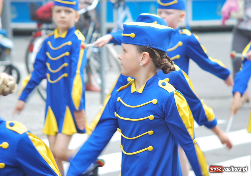 Zdjęcie w galerii na portalu naszraciborz.pl: Barwny korowód tancerzy i uczniów wiadomości z regionu
