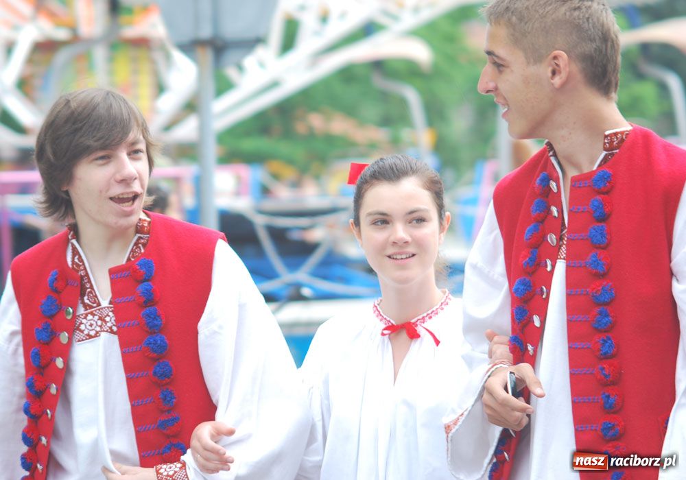 Zdjęcie w galerii na portalu naszraciborz.pl: Barwny korowód tancerzy i uczniów wiadomości z regionu