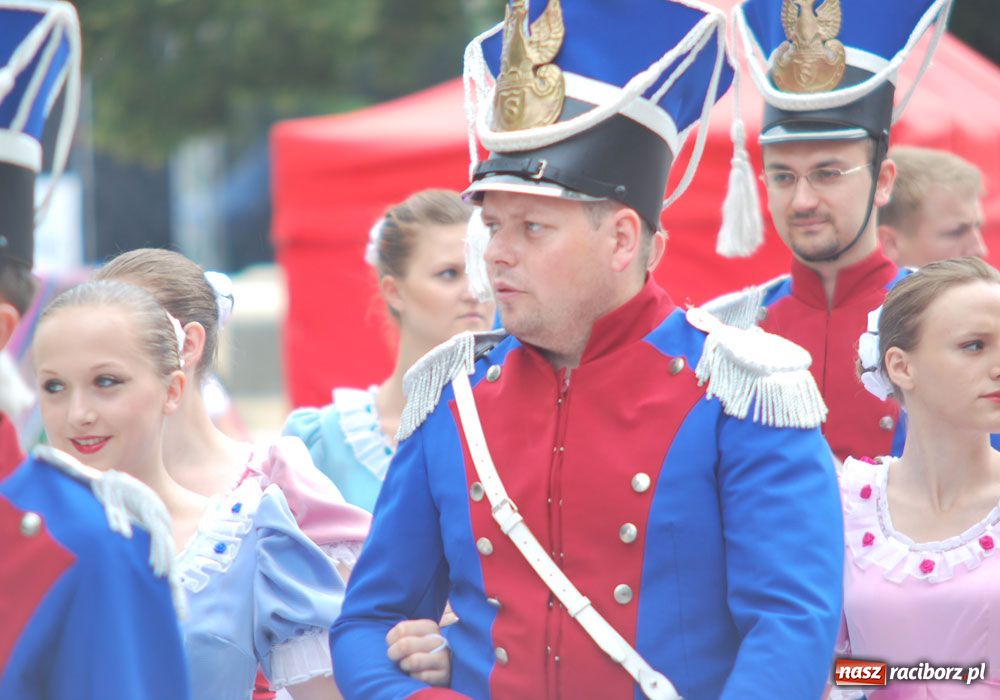 Zdjęcie w galerii na portalu naszraciborz.pl: Barwny korowód tancerzy i uczniów wiadomości z regionu