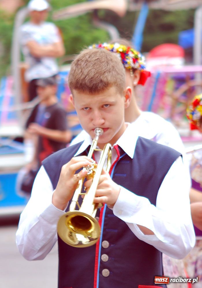 Zdjęcie w galerii na portalu naszraciborz.pl: Barwny korowód tancerzy i uczniów wiadomości z regionu