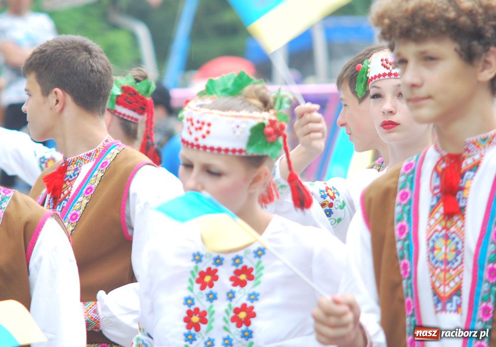 Zdjęcie w galerii na portalu naszraciborz.pl: Barwny korowód tancerzy i uczniów wiadomości z regionu