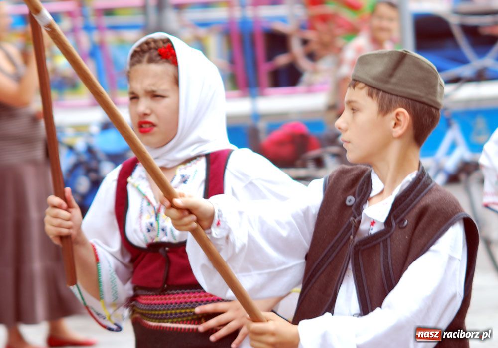 Zdjęcie w galerii na portalu naszraciborz.pl: Barwny korowód tancerzy i uczniów wiadomości z regionu