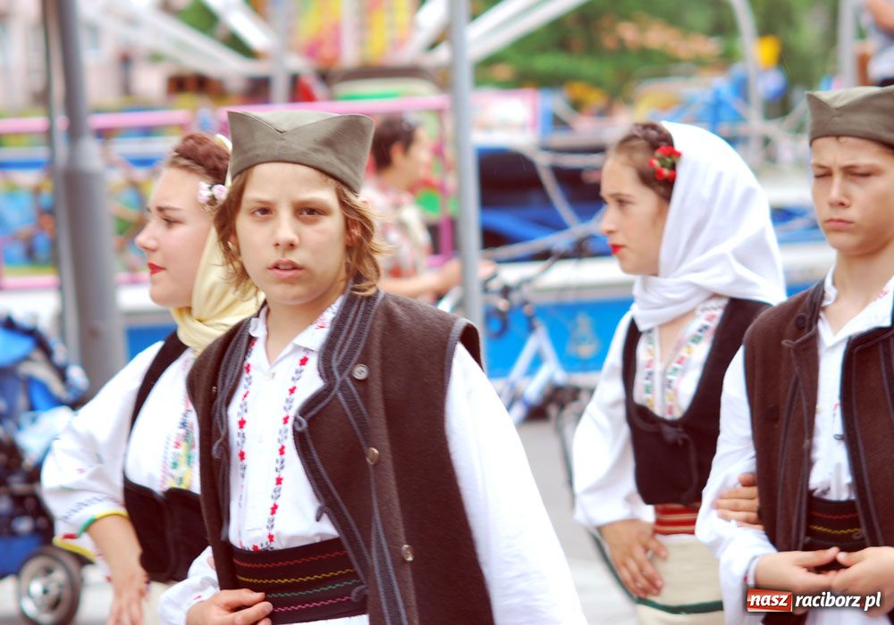 Zdjęcie w galerii na portalu naszraciborz.pl: Barwny korowód tancerzy i uczniów wiadomości z regionu