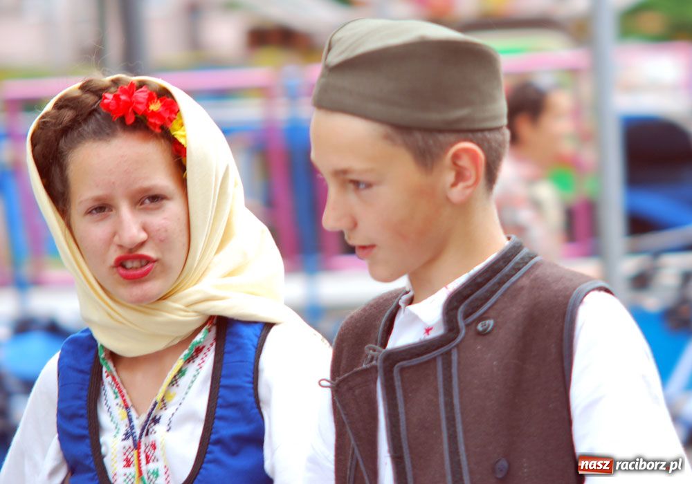 Zdjęcie w galerii na portalu naszraciborz.pl: Barwny korowód tancerzy i uczniów wiadomości z regionu