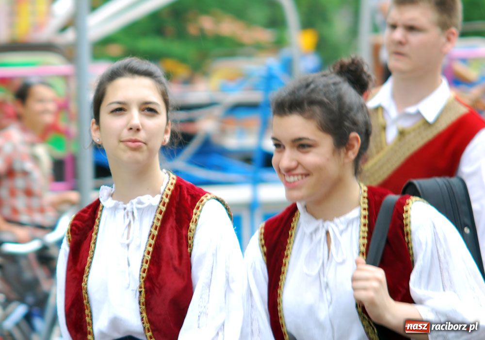 Zdjęcie w galerii na portalu naszraciborz.pl: Barwny korowód tancerzy i uczniów wiadomości z regionu