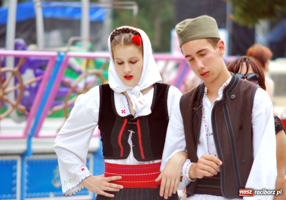 Zdjęcie w galerii na portalu naszraciborz.pl: Barwny korowód tancerzy i uczniów wiadomości z regionu