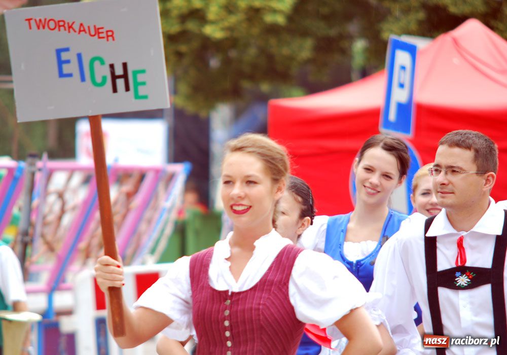 Zdjęcie w galerii na portalu naszraciborz.pl: Barwny korowód tancerzy i uczniów wiadomości z regionu