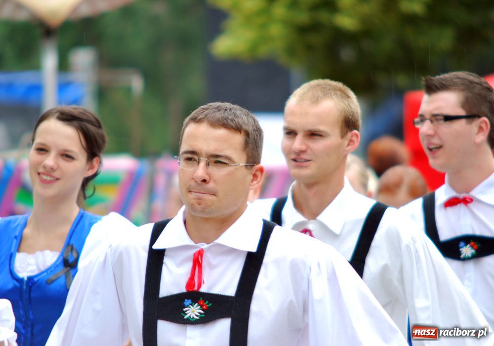 Zdjęcie w galerii na portalu naszraciborz.pl: Barwny korowód tancerzy i uczniów wiadomości z regionu