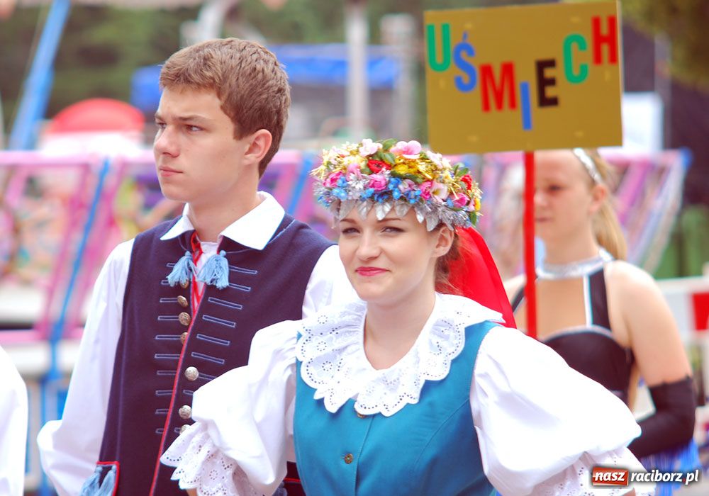 Zdjęcie w galerii na portalu naszraciborz.pl: Barwny korowód tancerzy i uczniów wiadomości z regionu