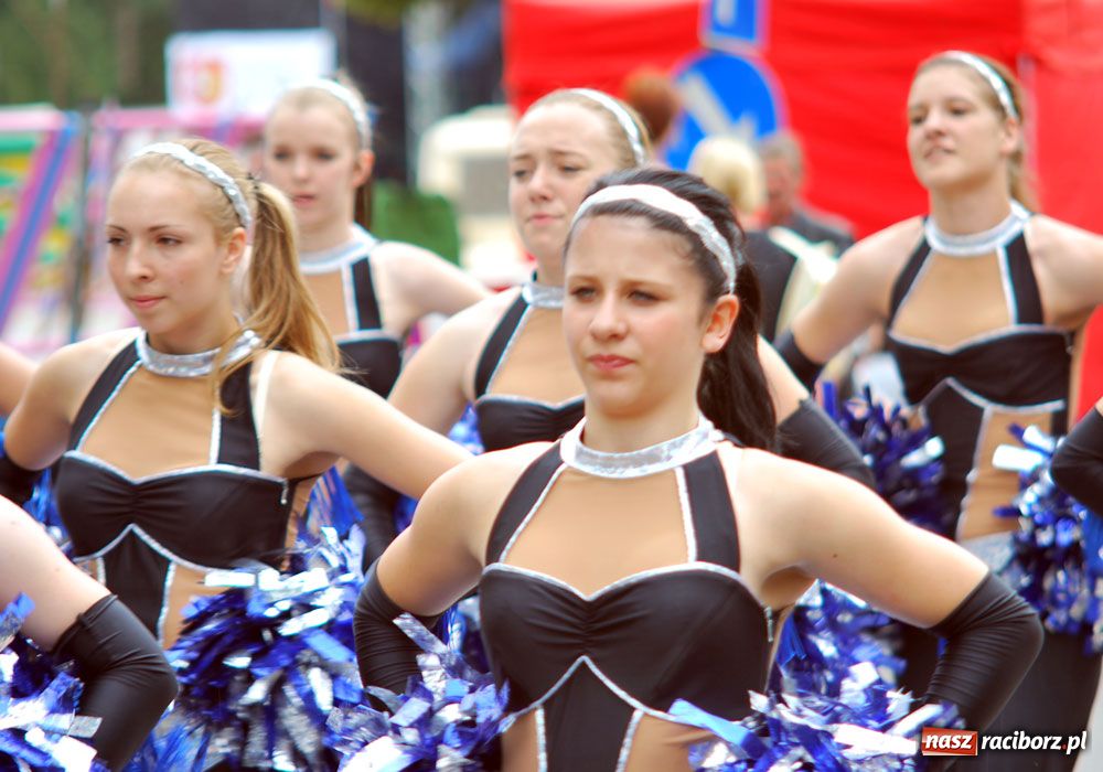 Zdjęcie w galerii na portalu naszraciborz.pl: Barwny korowód tancerzy i uczniów wiadomości z regionu