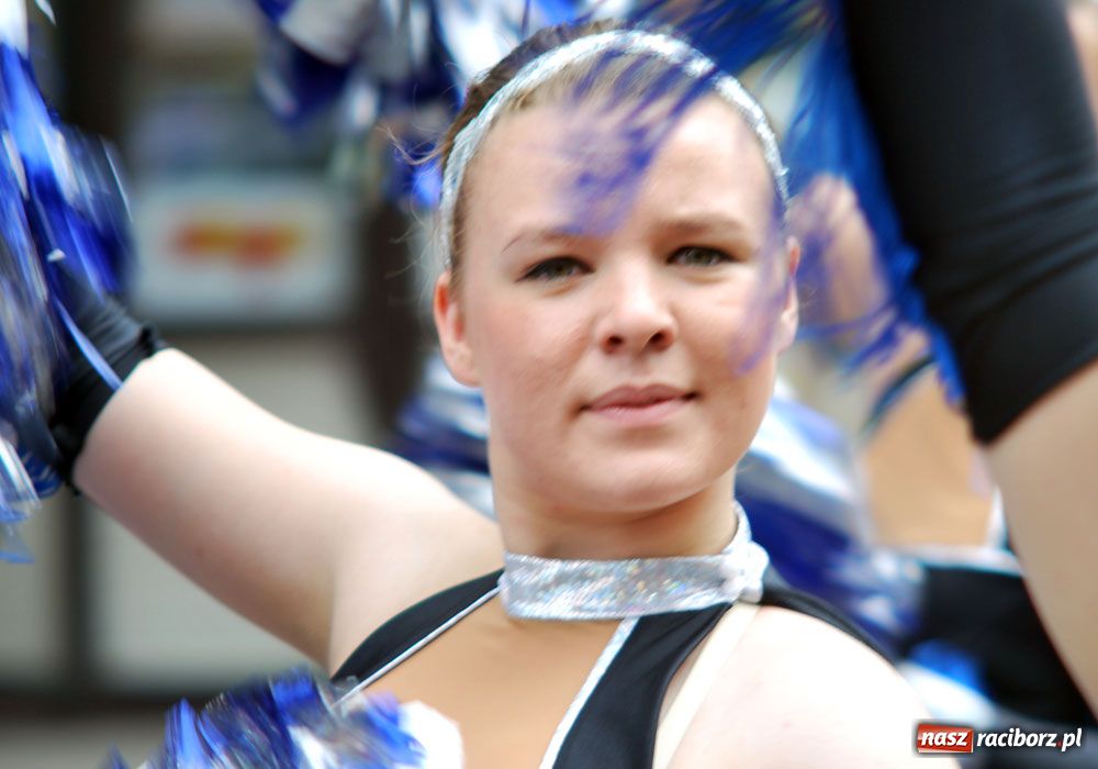 Zdjęcie w galerii na portalu naszraciborz.pl: Barwny korowód tancerzy i uczniów wiadomości z regionu