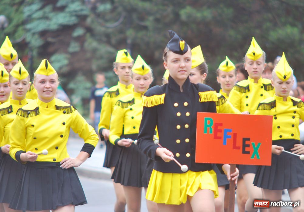 Zdjęcie w galerii na portalu naszraciborz.pl: Barwny korowód tancerzy i uczniów wiadomości z regionu