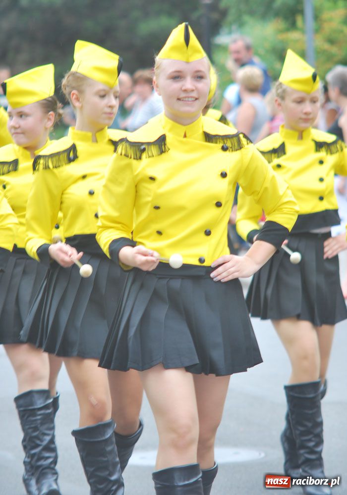 Zdjęcie w galerii na portalu naszraciborz.pl: Barwny korowód tancerzy i uczniów wiadomości z regionu