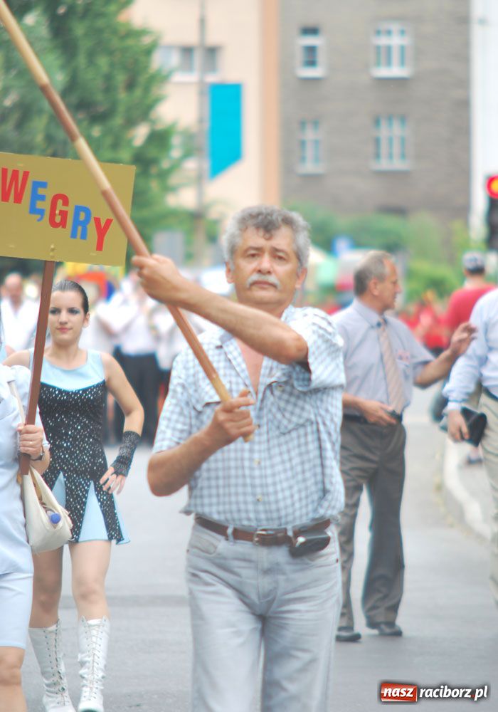 Zdjęcie w galerii na portalu naszraciborz.pl: Barwny korowód tancerzy i uczniów wiadomości z regionu