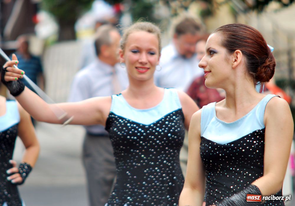 Zdjęcie w galerii na portalu naszraciborz.pl: Barwny korowód tancerzy i uczniów wiadomości z regionu