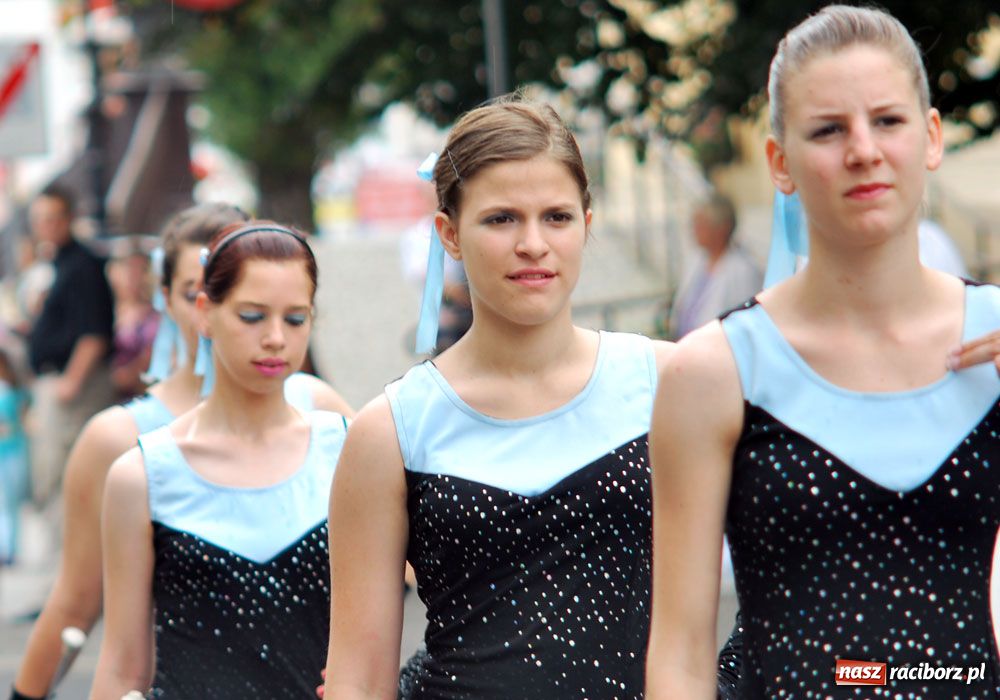 Zdjęcie w galerii na portalu naszraciborz.pl: Barwny korowód tancerzy i uczniów wiadomości z regionu