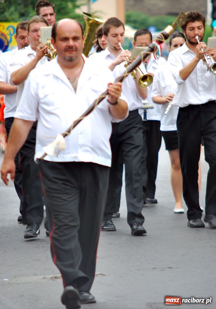 Zdjęcie w galerii na portalu naszraciborz.pl: Barwny korowód tancerzy i uczniów wiadomości z regionu