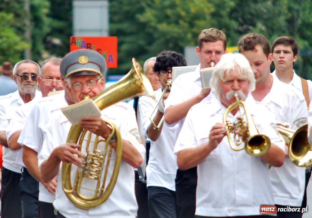 Zdjęcie w galerii na portalu naszraciborz.pl: Barwny korowód tancerzy i uczniów wiadomości z regionu