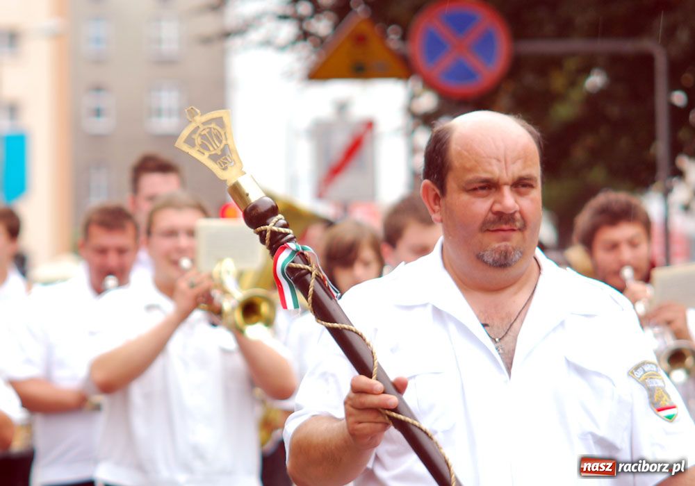 Zdjęcie w galerii na portalu naszraciborz.pl: Barwny korowód tancerzy i uczniów wiadomości z regionu