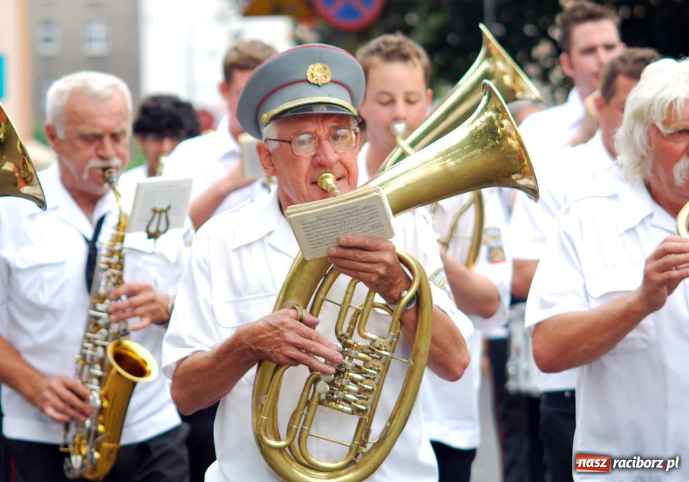 Zdjęcie w galerii na portalu naszraciborz.pl: Barwny korowód tancerzy i uczniów wiadomości z regionu