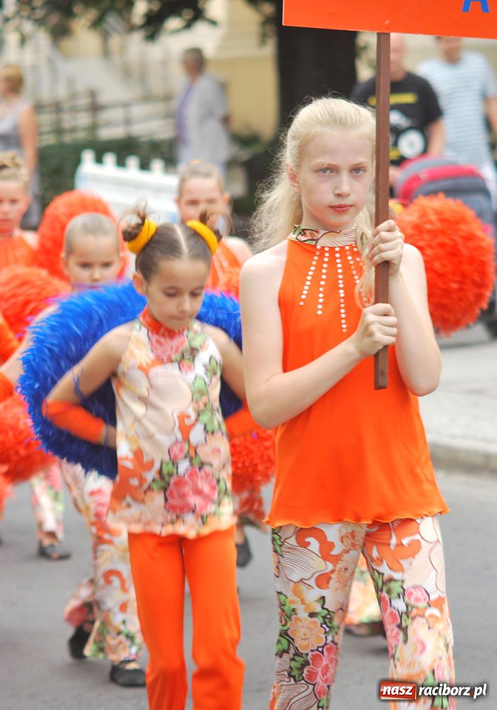 Zdjęcie w galerii na portalu naszraciborz.pl: Barwny korowód tancerzy i uczniów wiadomości z regionu