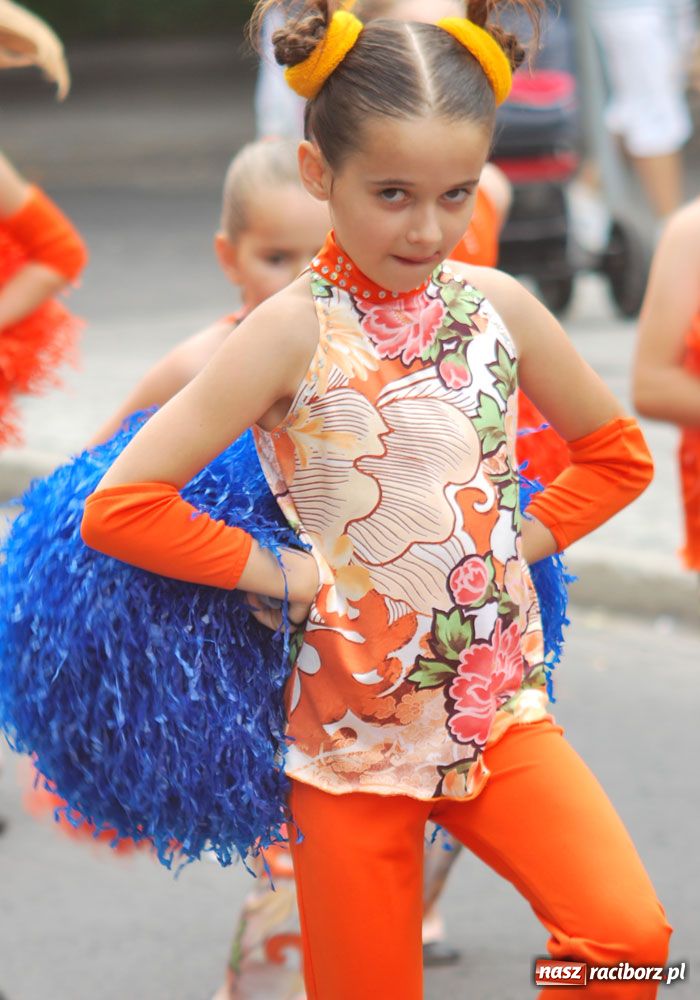 Zdjęcie w galerii na portalu naszraciborz.pl: Barwny korowód tancerzy i uczniów wiadomości z regionu
