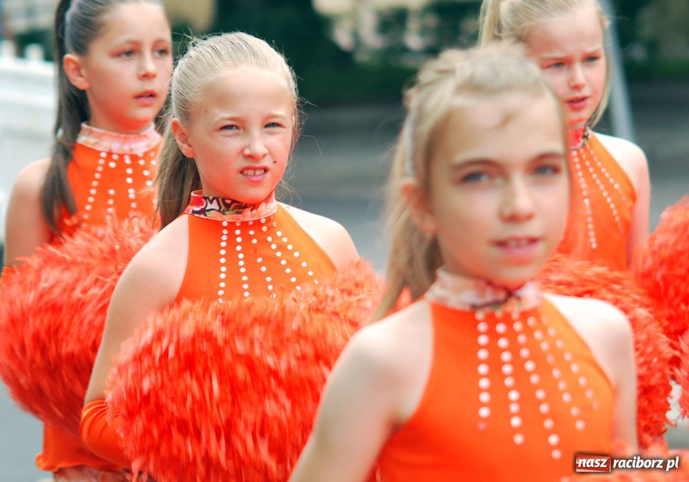 Zdjęcie w galerii na portalu naszraciborz.pl: Barwny korowód tancerzy i uczniów wiadomości z regionu