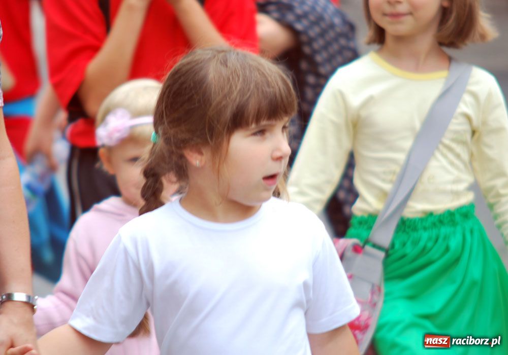 Zdjęcie w galerii na portalu naszraciborz.pl: Barwny korowód tancerzy i uczniów wiadomości z regionu