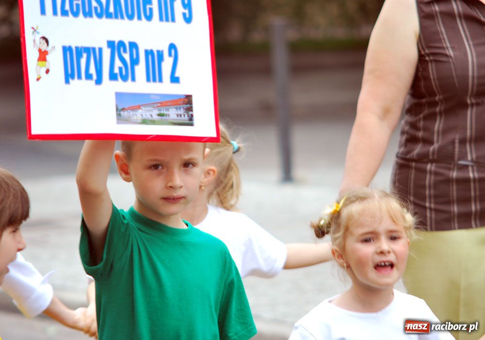 Zdjęcie w galerii na portalu naszraciborz.pl: Barwny korowód tancerzy i uczniów wiadomości z regionu