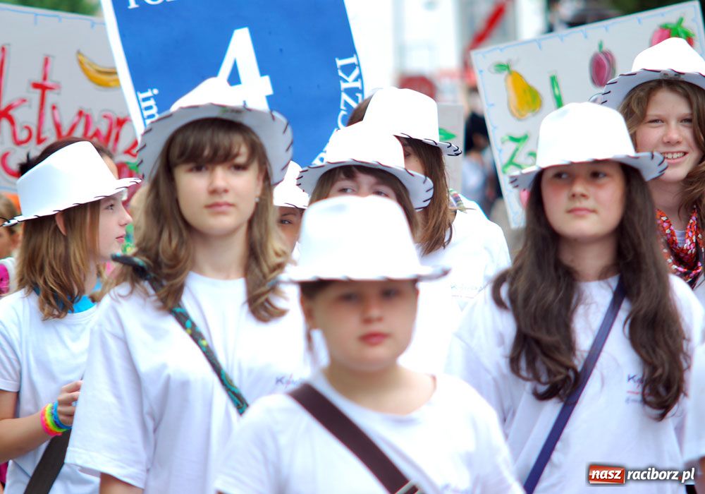 Zdjęcie w galerii na portalu naszraciborz.pl: Barwny korowód tancerzy i uczniów wiadomości z regionu