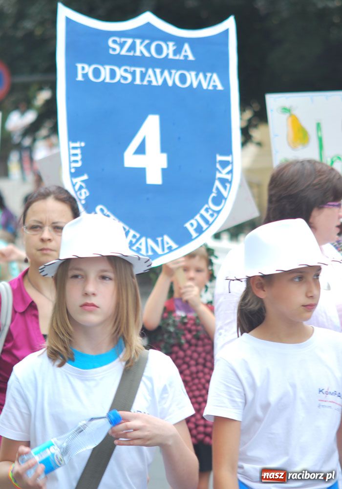 Zdjęcie w galerii na portalu naszraciborz.pl: Barwny korowód tancerzy i uczniów wiadomości z regionu