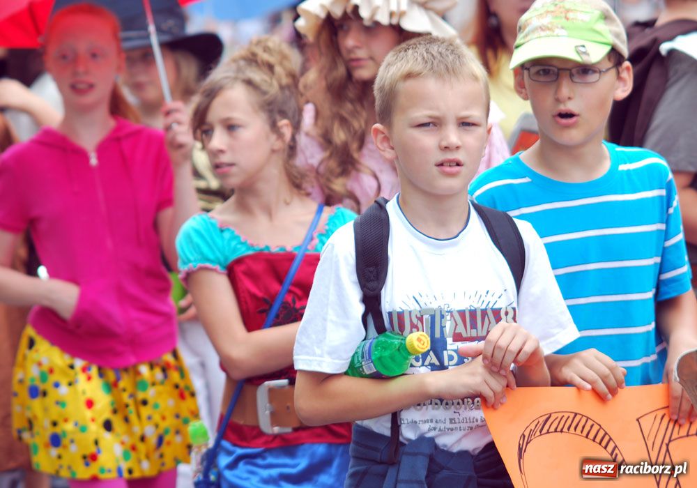 Zdjęcie w galerii na portalu naszraciborz.pl: Barwny korowód tancerzy i uczniów wiadomości z regionu