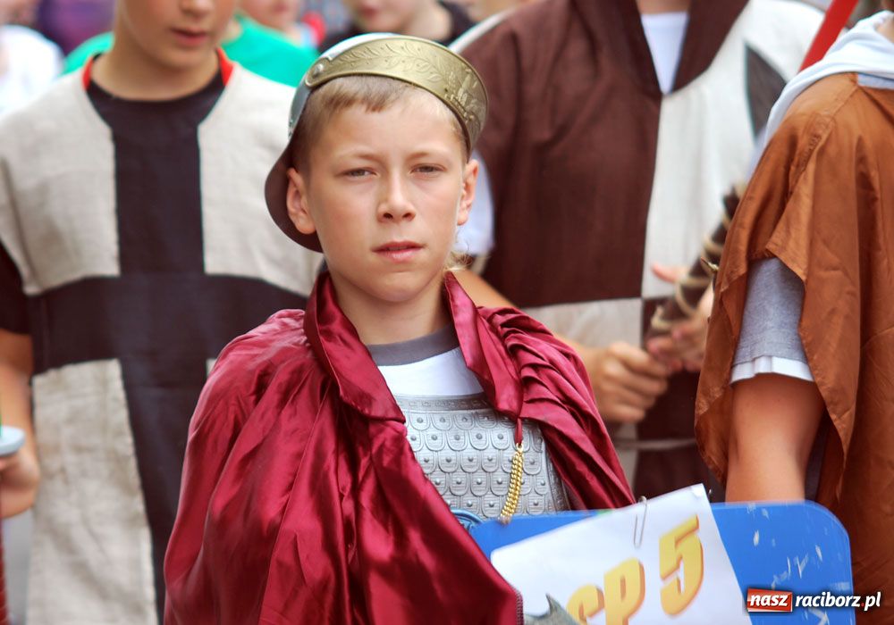 Zdjęcie w galerii na portalu naszraciborz.pl: Barwny korowód tancerzy i uczniów wiadomości z regionu