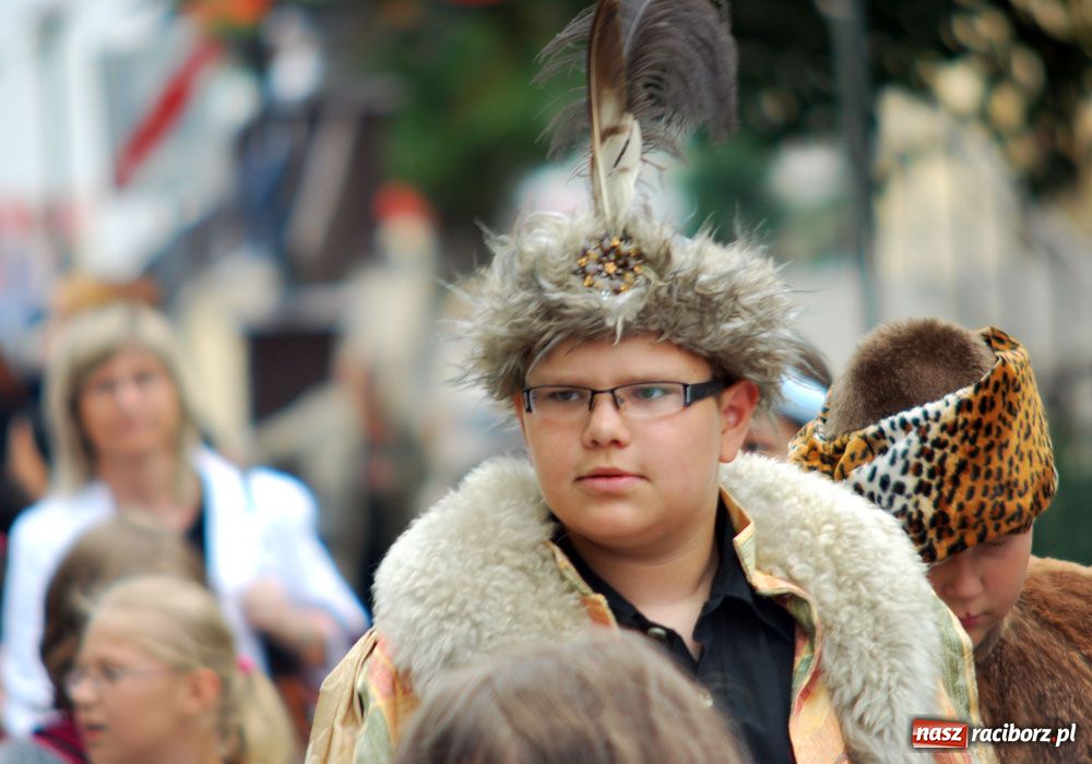 Zdjęcie w galerii na portalu naszraciborz.pl: Barwny korowód tancerzy i uczniów wiadomości z regionu