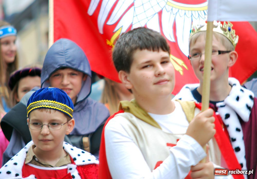 Zdjęcie w galerii na portalu naszraciborz.pl: Barwny korowód tancerzy i uczniów wiadomości z regionu