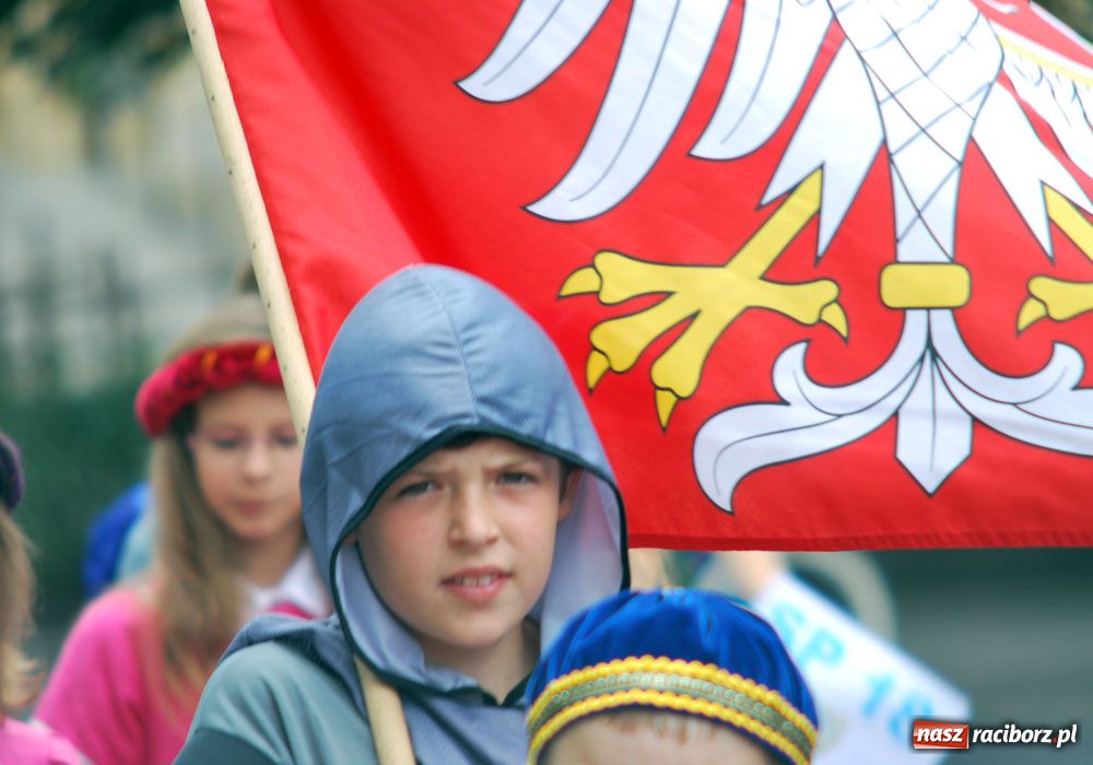 Zdjęcie w galerii na portalu naszraciborz.pl: Barwny korowód tancerzy i uczniów wiadomości z regionu