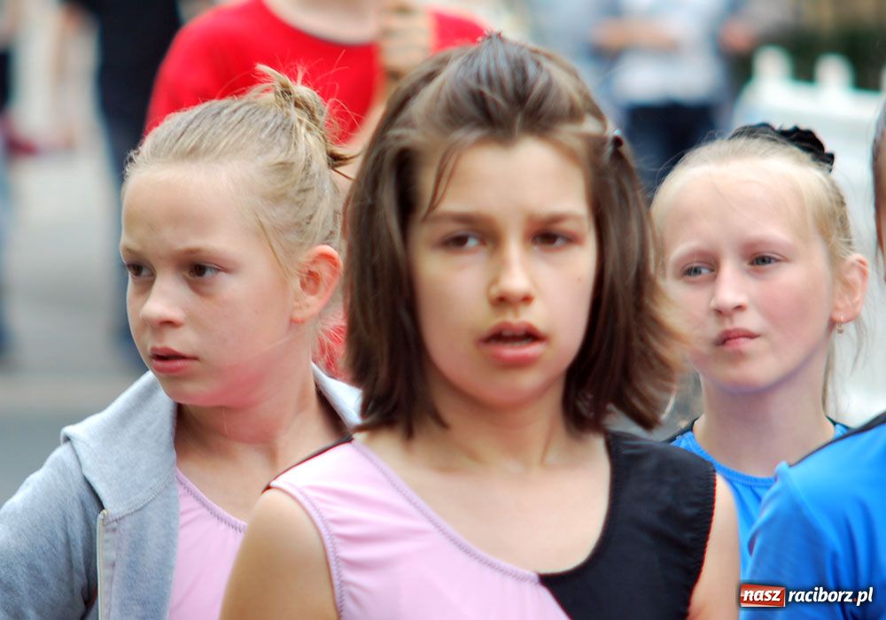 Zdjęcie w galerii na portalu naszraciborz.pl: Barwny korowód tancerzy i uczniów wiadomości z regionu