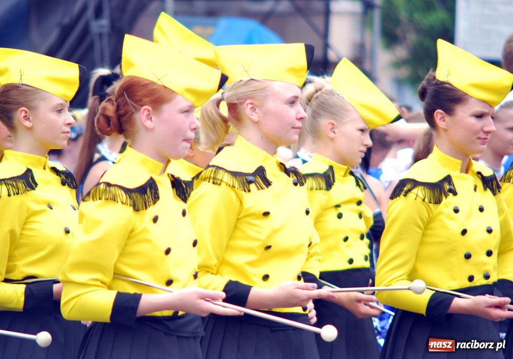 Zdjęcie w galerii na portalu naszraciborz.pl: Barwny korowód tancerzy i uczniów wiadomości z regionu