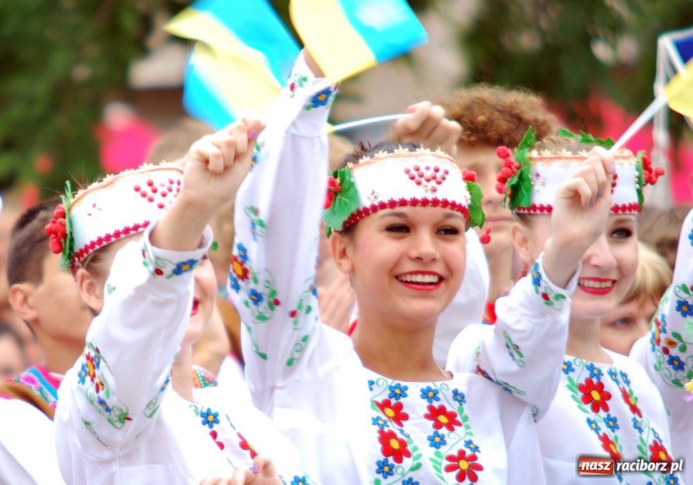 Zdjęcie w galerii na portalu naszraciborz.pl: Barwny korowód tancerzy i uczniów wiadomości z regionu