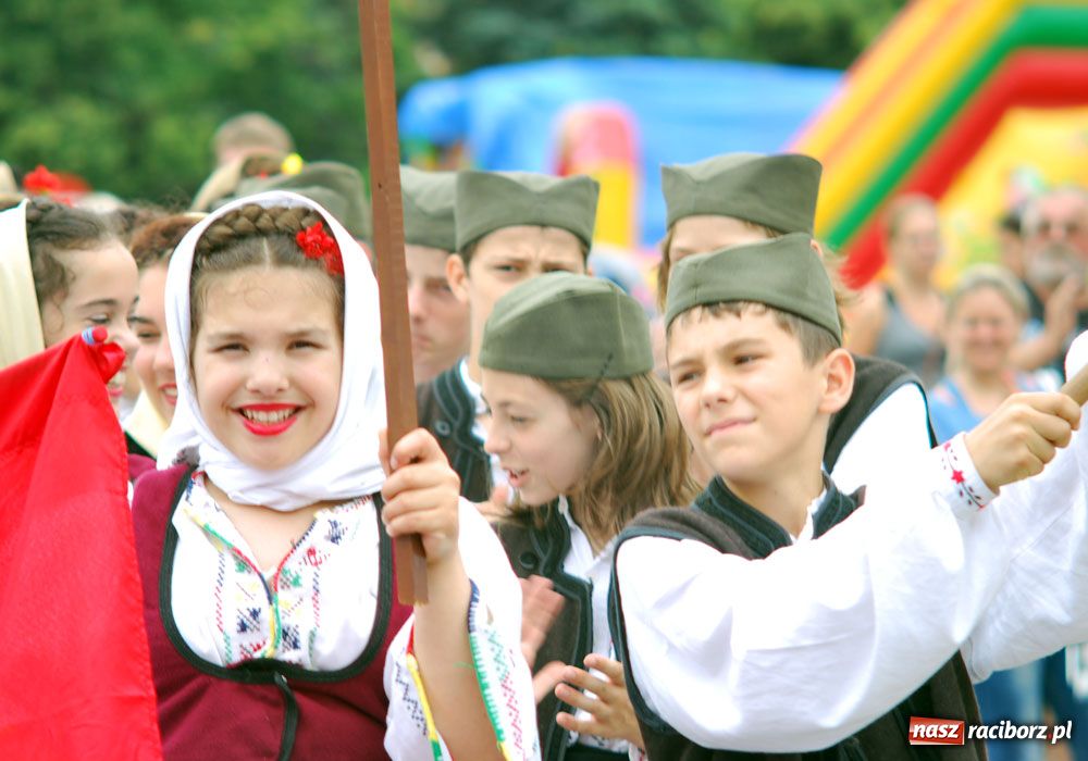 Zdjęcie w galerii na portalu naszraciborz.pl: Barwny korowód tancerzy i uczniów wiadomości z regionu