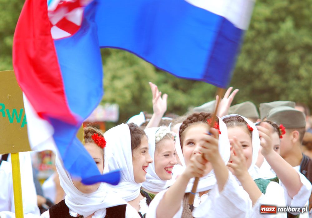 Zdjęcie w galerii na portalu naszraciborz.pl: Barwny korowód tancerzy i uczniów wiadomości z regionu