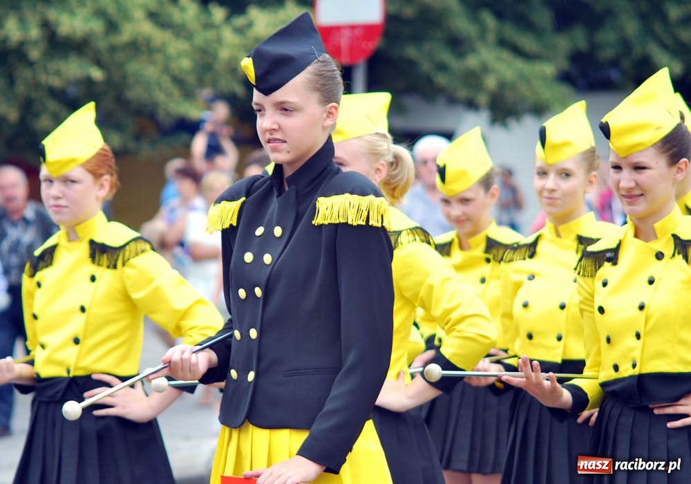 Zdjęcie w galerii na portalu naszraciborz.pl: Barwny korowód tancerzy i uczniów wiadomości z regionu