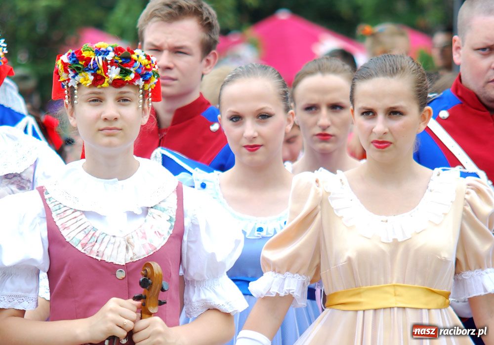 Zdjęcie w galerii na portalu naszraciborz.pl: Barwny korowód tancerzy i uczniów wiadomości z regionu