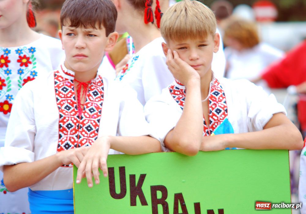 Zdjęcie w galerii na portalu naszraciborz.pl: Barwny korowód tancerzy i uczniów wiadomości z regionu