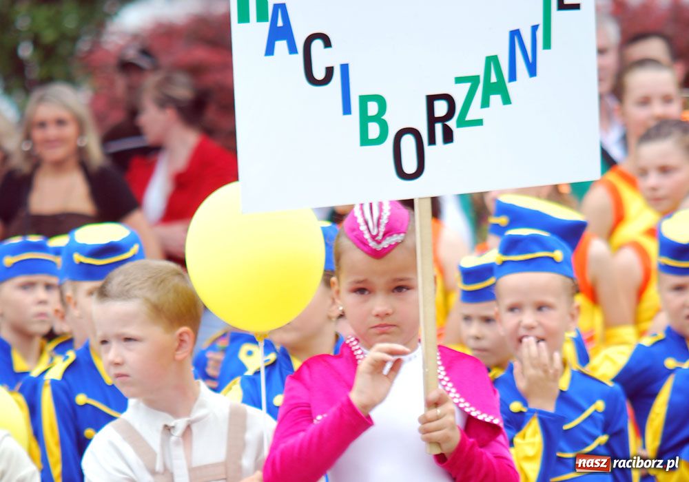 Zdjęcie w galerii na portalu naszraciborz.pl: Barwny korowód tancerzy i uczniów wiadomości z regionu