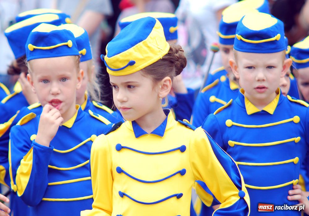 Zdjęcie w galerii na portalu naszraciborz.pl: Barwny korowód tancerzy i uczniów wiadomości z regionu