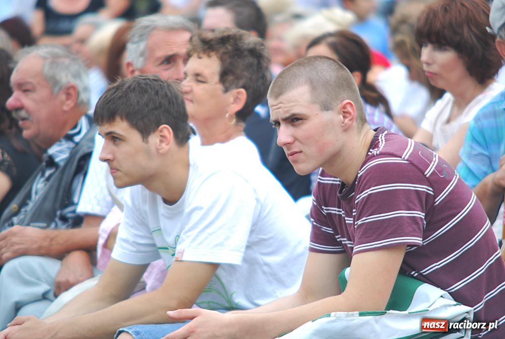 Zdjęcie w galerii na portalu naszraciborz.pl: Barwny korowód tancerzy i uczniów wiadomości z regionu