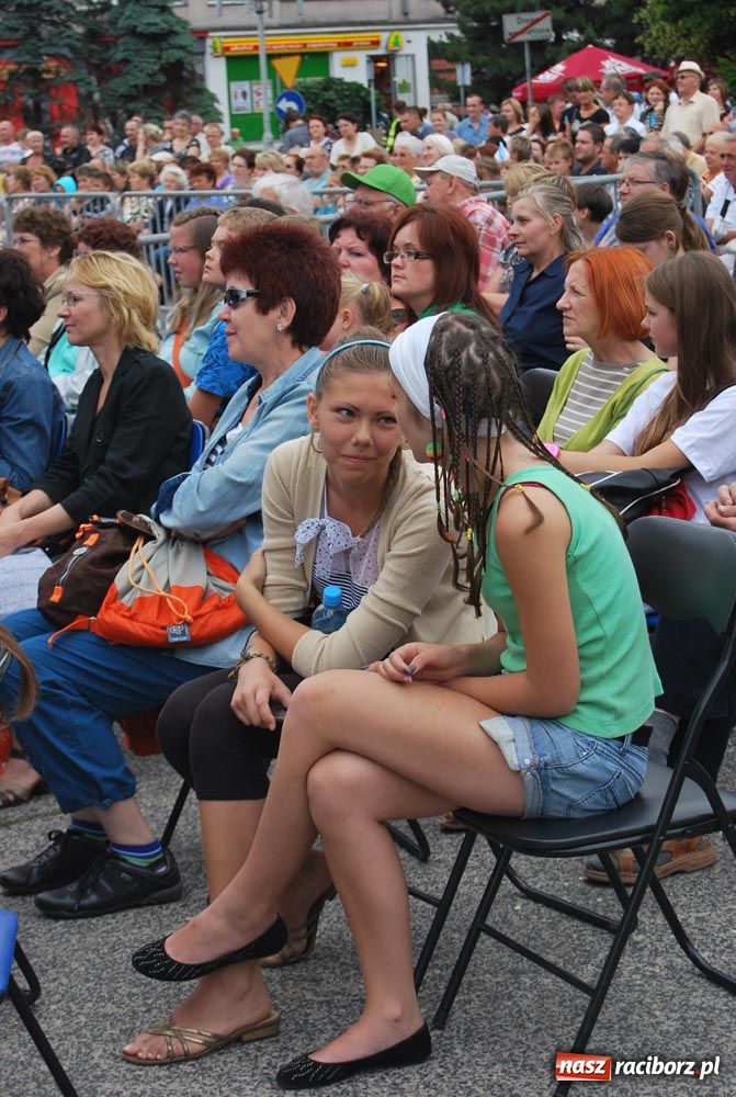Zdjęcie w galerii na portalu naszraciborz.pl: Barwny korowód tancerzy i uczniów wiadomości z regionu