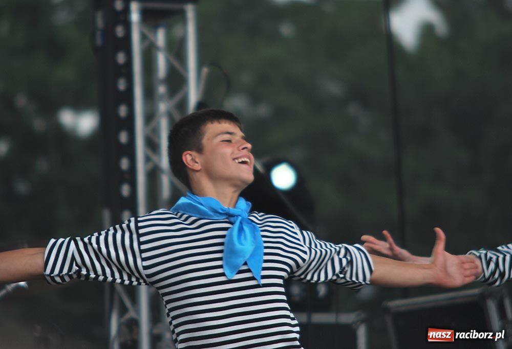 Zdjęcie w galerii na portalu naszraciborz.pl: Barwny korowód tancerzy i uczniów wiadomości z regionu