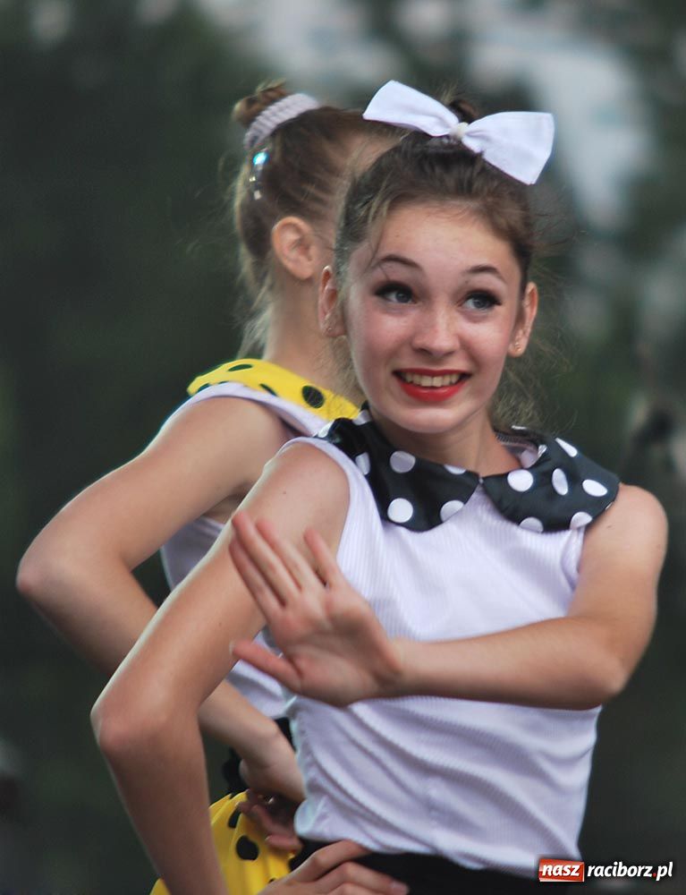 Zdjęcie w galerii na portalu naszraciborz.pl: Barwny korowód tancerzy i uczniów wiadomości z regionu